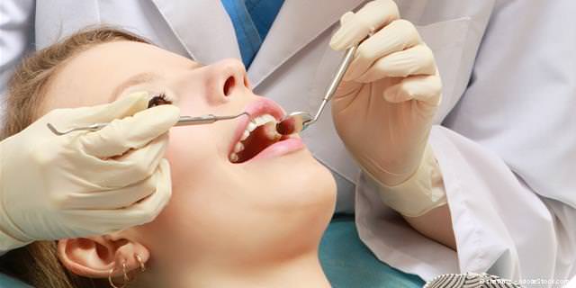 Untersuchung von Zähnen und Zahnfleisch