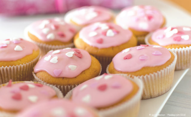 Zucker wird von Bakterien im Zahnbelag in Milchsäure umgewandelt, die den Zahnschmelz angreift.